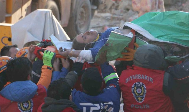 Diyarbakır'da 101 saat sonra anne ve oğlu kurtarıldı