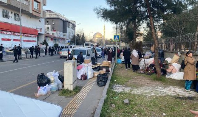 Diyarbakır'da, ağır hasar raporu verilen 9 katlı Aslan Apartmanı tahliye edildi