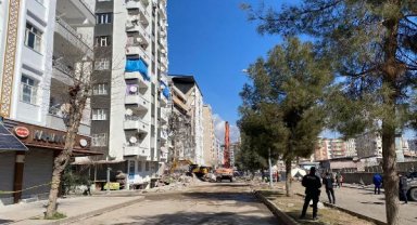 Diyarbakır'da ağır hasarlı binalarda kontrollü yıkım
