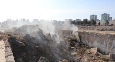 Diyarbakır'da deprem sonrası yerin altından çıkan duman 18 gündür tütüyor