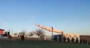 Diyarbakır'da, depremde hasar gören 3 caminin minaresi kontrollü olarak yıkıldı