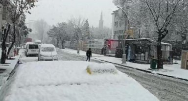 Diyarbakır'da kardan kapanan yolda mahsur kalanlar kurtarıldı