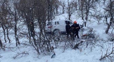 Diyarbakır'da otomobil şarampole yuvarlandı: 1 ölü 3 yaralı