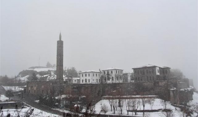 Diyarbakır'da yoğun kar; okullar yarın tatil