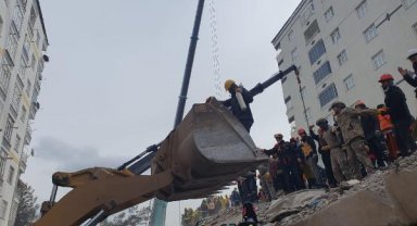 Diyarbakır'daki enkazdan ses veren Hediye Aslan 56'ncı saatte kurtarıldı - Yeniden