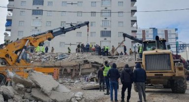 Diyarbakır'daki enkazdan ses veren kadın ve çocukları için kurtarma çalışması
