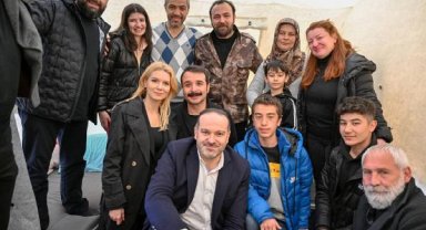 Dizi oyuncuları Kahramanmaraş'ta depremzedelerle bir araya geldi