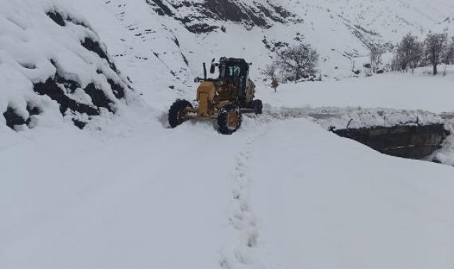 Doğu'da 5 ilde kar esareti; 1070 köy yolu ulaşıma kapandı