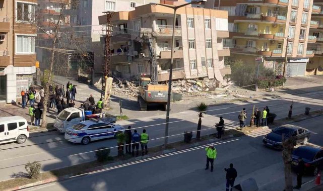 Dörtyol ve Payas'ta enkaz kaldırma ve hasarlı bina yıkım çalışması başlatıldı