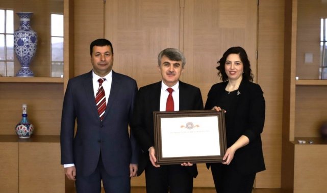 DPÜ Engelsiz Öğrenci Birimine geçen yıl kazandığı belge ve bayraklar teslim edildi
