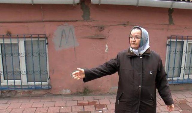 Dua ve yardım bahanesiyle girdikleri evde yaşlı kadını soydular
