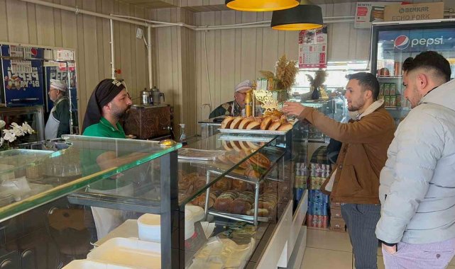 Dükkanın camındaki yazıyı görenler alışveriş için bir birleri ile yarıştı