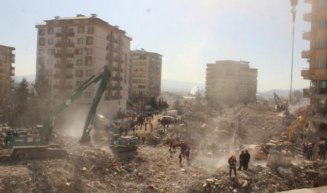 Ebrar Sitesi'nin enkazından 22 kişiyi sağ çıkardılar; kurtarma anları kamerada