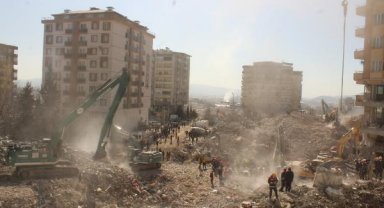 Ebrar Sitesi'nin enkazından 22 kişiyi sağ çıkardılar; kurtarma anları kamerada