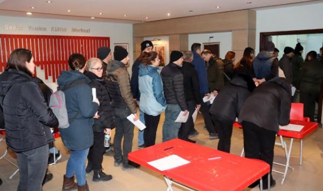 Edirne'de depremzedeler için kan verme kuyruğu