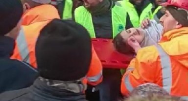 Ekskavatör operatörünün dikkati, Enes'i enkazdan kurtardı