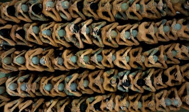 El Salvador'da 2 bin çete üyesi, dev hapishaneye nakledildi