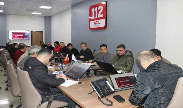 Elazığ'da depremde hasar gördüğü için boşaltılan bina çöktü