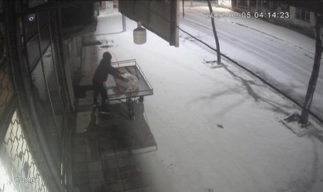 Elazığ'da bir depodan 100 bin TL'lik hırsızlık kamerada