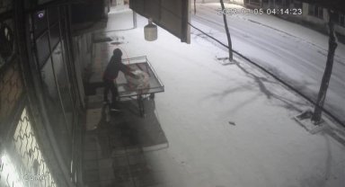 Elazığ'da bir depodan 100 bin TL'lik hırsızlık kamerada