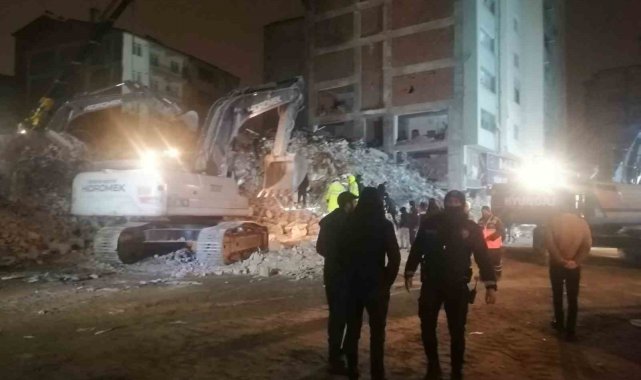 Elazığ'da çöken binada polis memurunun cansız bedenine ulaşıldı