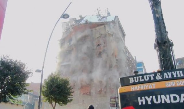 Elazığ'da depremde hasar gören binaların yıkımına başlandı
