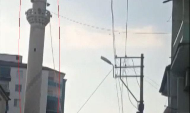 Elazığ'da depremde hasar gören minarenin yıkımı yapıldı