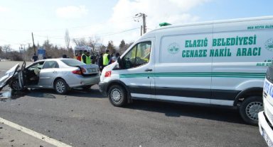 Elazığ'da kamyonet ve 2 otomobilin karıştığı kazada ölü sayısı 2'ye yükseldi