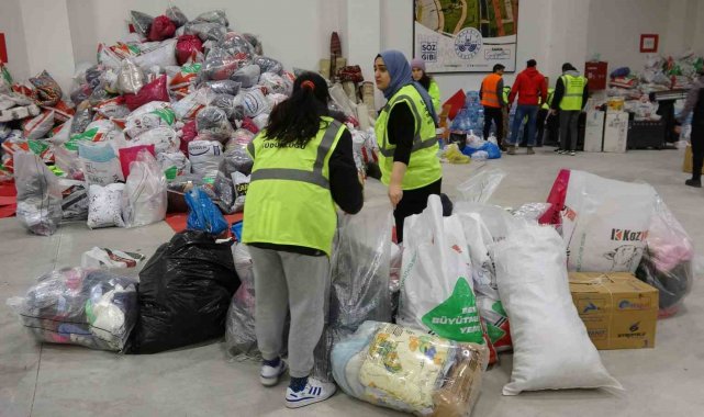Elazığ'dan deprem bölgesine yardımlar sürüyor