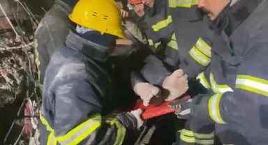 Elbistan'da 3 kişilik aile, 72 saat sonra enkazdan kurtarıldı