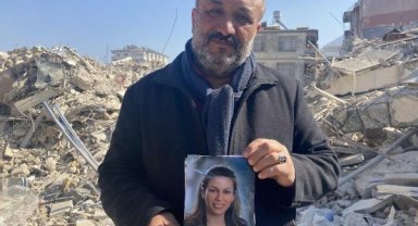 Elinde fotoğrafla enkazdan çıkmayan eşini bekliyor