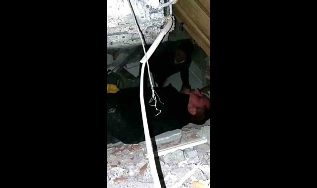 Eline kazmayı alan milletvekili enkazdan 3 çocuk babası vatandaşı kurtardı