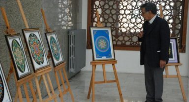 Emekli okul müdürü, tablolarını depremzedeler için bağışladı