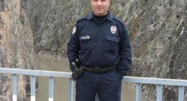 Emeklilik dilekçesi veren ve depremde ölen polis memuru, eşi ve 3 oğlu toprağa verildi