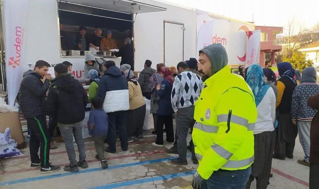 Emet Belediyesi'nden Hatay'da bin 500 kişiye sıcak yemek