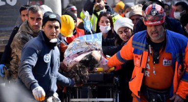 Emine, 200'üncü saatte enkazdan sağ çıkarıldı - Yeniden