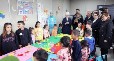 Emine Erdoğan, BM Habitat İcra Direktörü Sharif ile deprem bölgesinde
