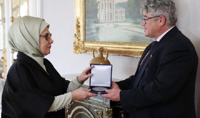 Emine Erdoğan'a Uluslararası Apiterapi Federasyonunca 'Dr. Beck Ödülü' takdim edildi