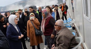 Emine Erdoğan'dan Nurdağı'nda depremzedelere ziyaret