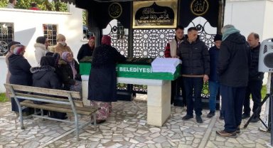 Emniyet şeridinde lastik değiştirenlere TIR çarptı: 2 ölü, 1 yaralı
