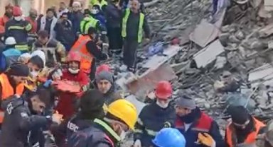 Enkaz altında kalan 2 aylık bebek, 128 saat sonra sağ çıkarıldı