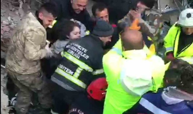 Enkaz altında kalan 2 kız kardeşin kurtarıldığı anlar ortaya çıktı