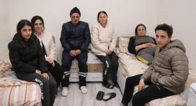 Enkaz altında kalan 4 kişilik aile, tırnaklarıyla kazıdıkları delikten sağ çıktı