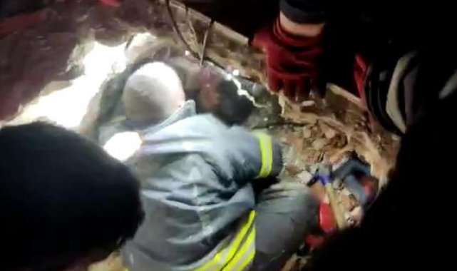 Enkaz altında kalan anne ve kızı 86'ncı saatte sağ çıkarıldı