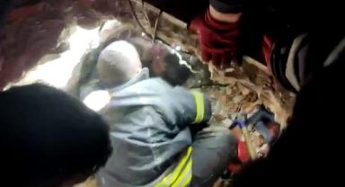 Enkaz altında kalan anne ve kızı 86'ncı saatte sağ çıkarıldı