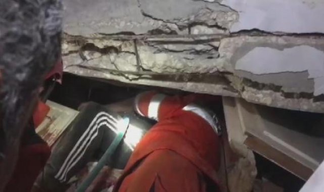 Enkaz altında kaldı, kendisini kurtarmaya çalışan ekiplere teşekkür etti