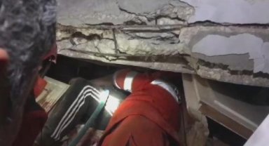 Enkaz altında kaldı, kendisini kurtarmaya çalışan ekiplere teşekkür etti