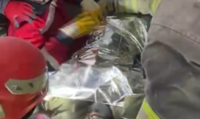 Enkaz altında yaşam mücadelesi veriyordu, 89 saat sonra kurtarıldı