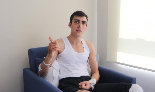 Enkaz altında yeğenlerine siper oldu; şarkı söyleyerek moral verdi