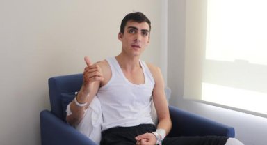 Enkaz altında yeğenlerine siper oldu; şarkı söyleyerek moral verdi